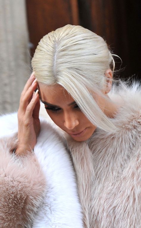 Kim Kardashian's Platinum Blond Hair Cost How Much?! Plus, Why She Says Being Brunette Is Who I Am | E! Online Mobile Kim K Blonde Hair, Kim K Blonde, Blonde Hair Platinum, Estilo Kim Kardashian, Kim K Style, Kim Kardashian Style, Platinum Blonde Hair, Kim K, Kardashian Style