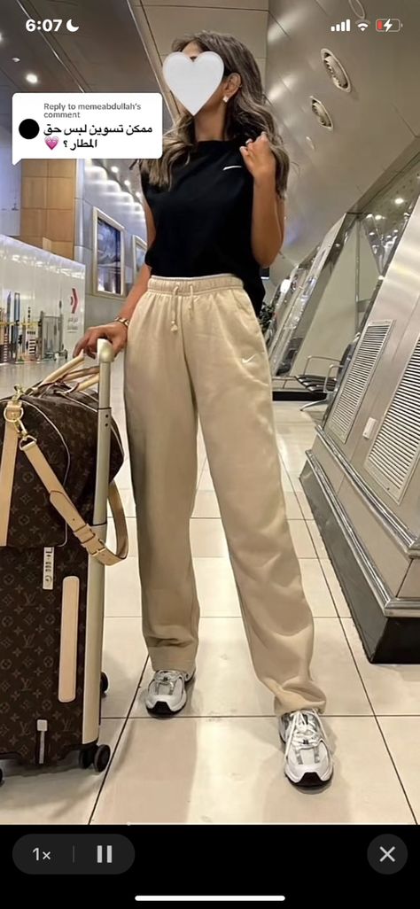 Plane Outfit Airport Style Comfy, Plane Outfit Airport Style, Airport Outfits For Women, Airport Outfit Aesthetic, Trendy Airport Outfits, Ootd Airport, Travel Outfit Plane Cold To Warm, Classy Airport Outfit, Casual Airport Outfit