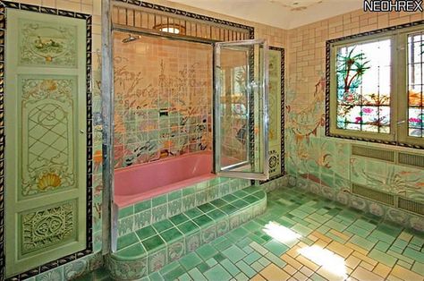 Art Deco Bathrooms, 80s Interior, Retro Bathrooms, Deco Bathroom, Vintage Bathrooms, Pink Bathroom, Emerald Necklace, Old House Dreams, Bathroom Tile