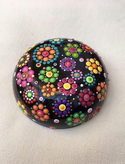 Dot Painting On Rocks Easy, Dot Painting Rocks Easy, Dot Painted Rocks, Stone Art Ideas, Rock Dot Painting, Dot Painting On Rocks, Dot Painting For Beginners Tutorial, Mandela Rock Painting, Dot Rocks