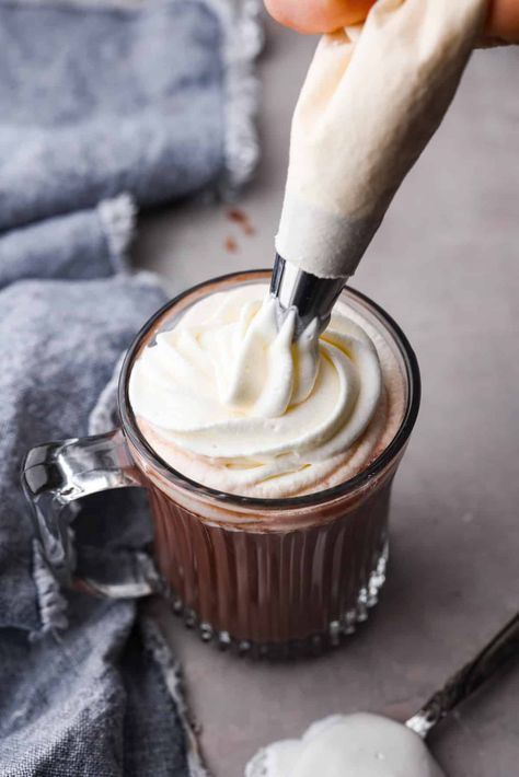 Two of my favorite things combined: marshmallow fluff and fresh whipped cream! It's perfect for adding to your favorite desserts, and is so good, you'll want to eat it straight from the bowl. Recipes Using Marshmallows, Marshmallow Whipped Cream, Marshmallow Fluff Recipes, Green Drink Recipes, Marshmallow Recipe, Whipped Cream Recipe, Fresh Whipped Cream, Fluffy Cats, Green Drink