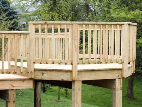 Explore options for deck railings, from ornate designs to simple, functional styles. Reling Design, Deck Handrail, Porch Railing Designs, Wood Deck Railing, Deck Balusters, Deck Railing Design, Modern Deck, Railing Ideas, Deck Installation