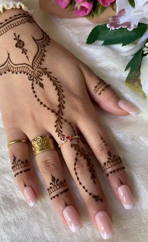 Makeover Photoshoot, Henne Tattoo, Beautiful Simple Mehndi Design, Wrist Henna, Cute Henna Designs, Ramadan Design, Henna Designs Wrist, Henna Inspired Tattoos, Finger Henna Designs