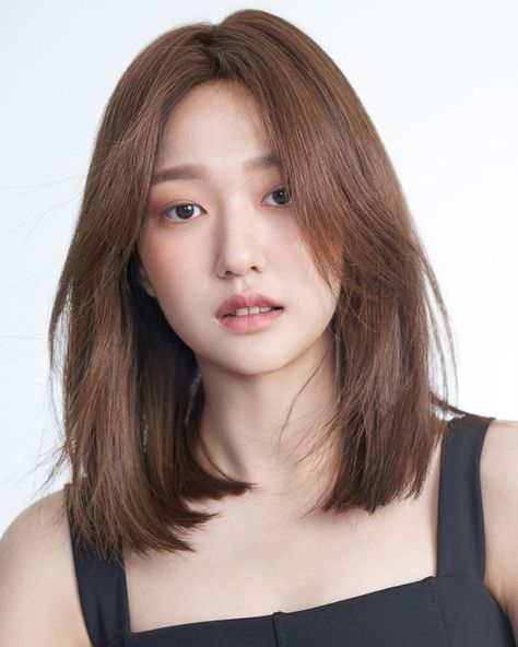 Build Haircut, Chahong Hair Medium, Straight Hairstyles For Medium Hair, Short Haircut Straight, Shoulder Haircut, Korean Hair Color, Asian Short Hair, Bangs With Medium Hair, Hairstyles For Medium Hair