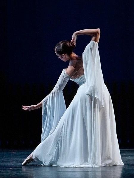 Dance Problems, Worship Dance, Praise Dance, Woman In White, Ballet Photos, Shall We Dance, Dance Movement, Ballet Photography, Royal Ballet