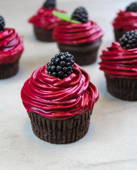 Black And Red Cupcakes, Red And Black Cupcakes, Blackberries Photography, Vampire Cupcakes, Red Icing, Lady Bob, Black Cupcakes, Vampire Wedding, Colourful Things