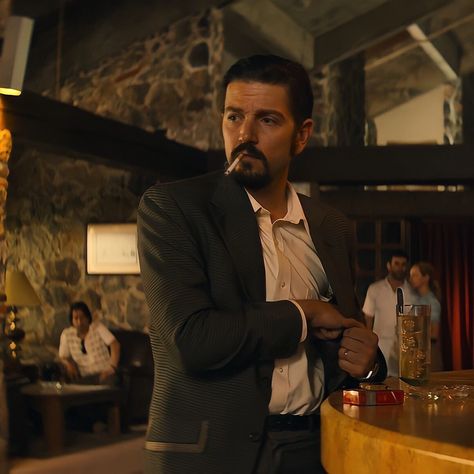 Miguel Felix Gallardo, Jamie Reyes, Narcos Wallpaper, Latino Party, Narcos Mexico, Mens Street Style Summer, Mexican People, Diego Luna, Tyler Durden