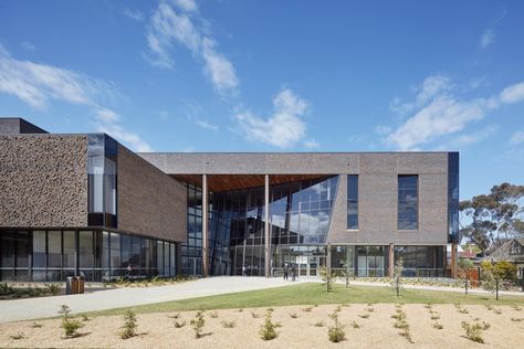 Gateway Building for Trinity College / McIldowie Partners, ©  Peter Clarke Auditorium Interior, Arizona Architecture, Buildings Facade, Clean Architecture, Animal Shelter Design, Arch Exterior, Building Exterior Design, Educational Design, Innovation Hub