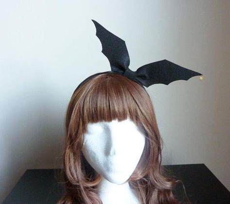 Grunge Blonde, Monster High Halloween, Bat Silhouette, Strange And Unusual, Bat Wall, Halloween Hair Bows, Bow Ideas, Dress Up Boxes, Witch Hats