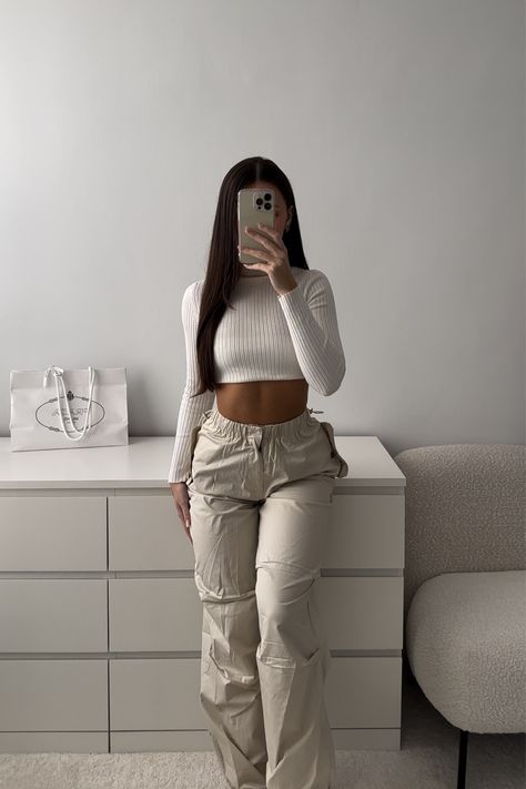 Fall Cargo Pants, Cargo Pants Outfit Fall, Cargo Pants Outfit Summer, Cargo Pants Outfit Street Style, Summer Cargo Pants, Varsity Outfit, Outfit Cargo Pants, Green Cargo Pants Outfit, Best Cargo Pants