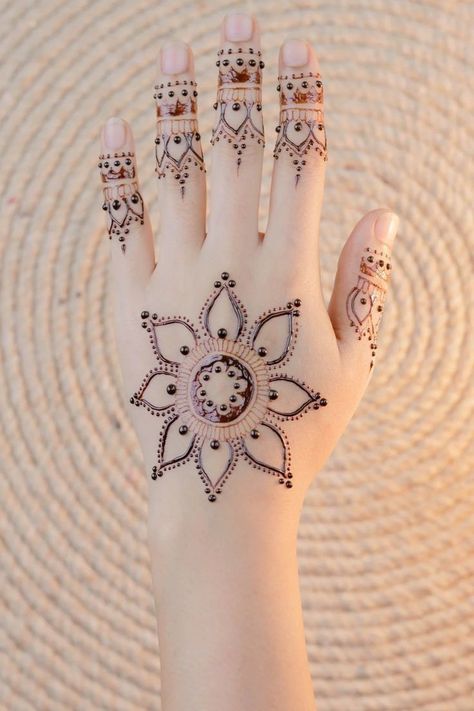 Light Mehendi Designs, Cool Henna, Cool Henna Designs, Mehandi Design For Hand, Hena Designs, Nice Poetry, Mehandi Art, Eid Mehndi, Simple Henna Designs