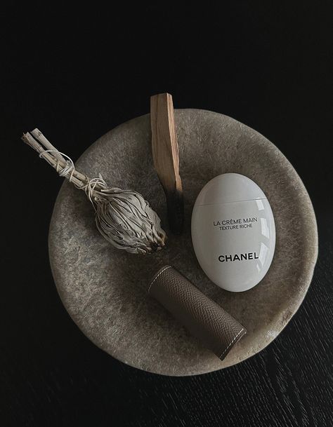 Chanel Resort, Black Phone Wallpaper, Color Vibe, Fresh And Clean, Beauty Favorites, Instagram Aesthetic, Tea Room, Coco Chanel, Black Aesthetic