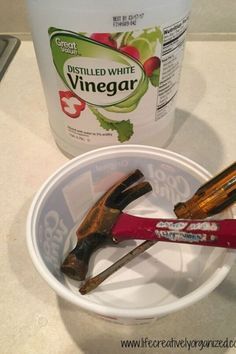 Rusty Tools, Diy Privacy Fence, Diy Dining Room Table, Remove Rust, Vinegar Uses, News Flash, Diy Tv, Distilled White Vinegar, Metal Tools