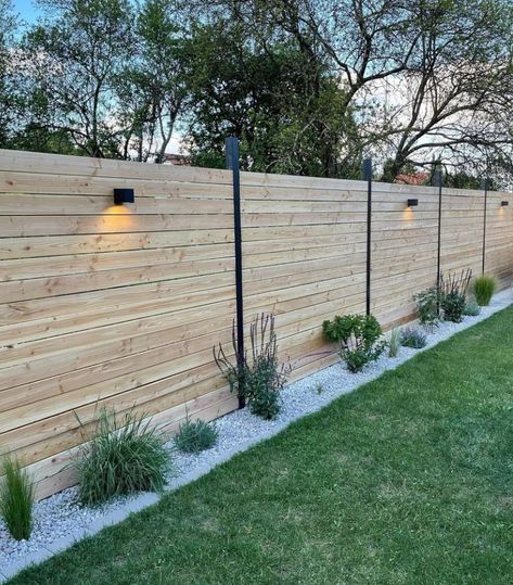 Light Fence Ideas, Little Yard Ideas, Fencing Lighting Ideas, Lighting Along Fence, Back Garden Fence Ideas, Back Garden Ideas Landscaping, Landscape Near Fence, Fence Garden Ideas Backyards, Back Garden Patio Ideas