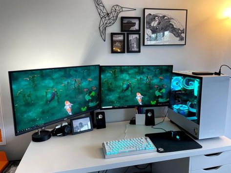 This is a minimalistic gaming setup, there’s only what you really need, the 2 monitors, mouse, keyboard and of course the pc. Very cool! #pc #pcgaming #gamingsetup #desksetup #monitor #keyboard #aesthetic #minimalist Double Monitor Setup, Keyboard Aesthetic, Setup Inspiration, Best Gaming Setup, New Pc, Computer Desk Setup, Home Studio Setup, Pc Gaming Setup, Pc Setups