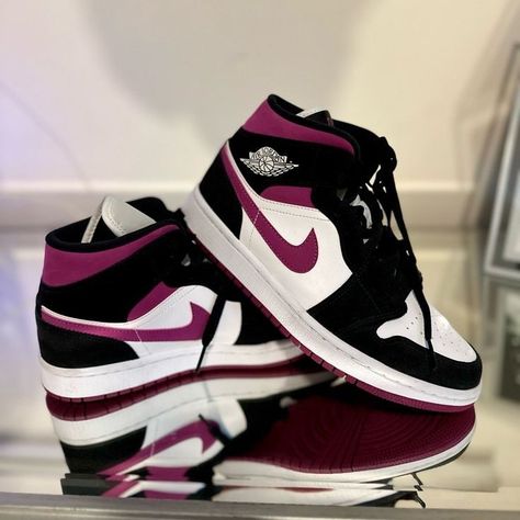 Jordans 1 For Women, Jordan Air 1s, Sneakers Jordans Women, Nike Jordan Shoes Women, Jordan Heels For Women, Old School Jordans, Sneakers Fashion Black Women, Prowler Shoes, Jordan’s Women