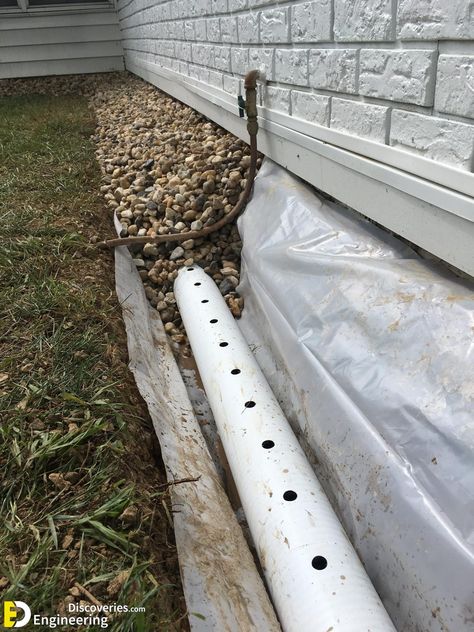 Underground Drainage System Installation. Ground Drainage Ideas, House Drainage Ideas Landscaping, Underground Drainage System, Basement Drainage System, Walkway Drainage Ideas, Drainage Rocks Around House, Outdoor Drainage Ideas, Garden Drainage Ideas, Diy Yard Drainage Solutions