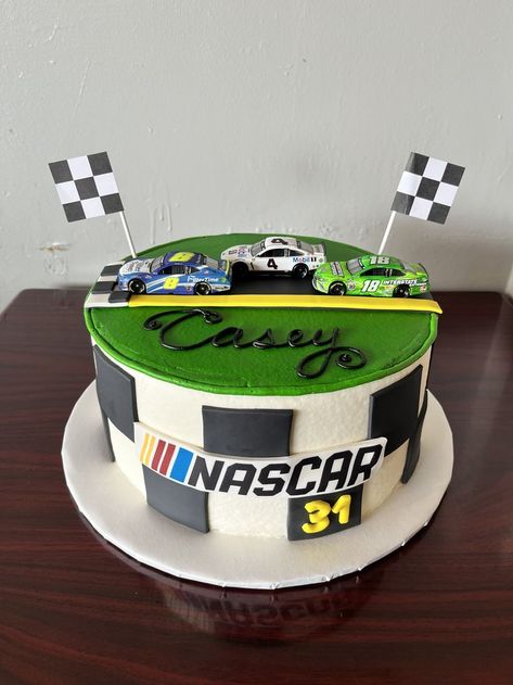 Nascar Cake Ideas, Nascar Birthday Cake, Racing Car Birthday Cake, Nascar Birthday Party, Racetrack Cake, Nascar Cake, Fifth Birthday Cake, Car Birthday Cake, Racing Car Birthday