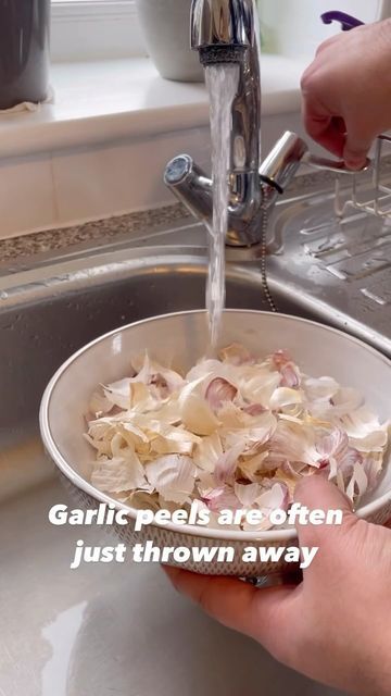 @eatinghealthytoday on Instagram: "How to make an Easy Garlic Peel Powder! 🧄 This is one of the easiest home seasoning zero waste recipes 💕 (via: @joesgarden.official) Simply pop these peels into the oven, crush these peels down and if you are feeling fancy you can even add some table salt and even chilli powder too. This seasoning is amazing and my best secret tip is to use it baked into your bread dough, for the most amazing home made secret garlic bread! #garlic #seasoning #zerowaste #ecotips #gardentips #sustainability" Garlic Powder From Skins, How To Make Garlic Powder, Peel Garlic Easy, Diy Garlic Powder, Zero Waste Recipes, How To Peel Garlic, Bread Garlic, Canning Food Preservation, Garlic Seasoning