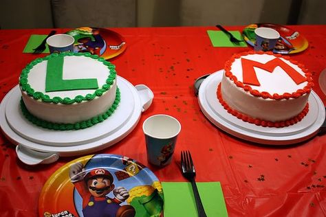 Mario Cake And Cupcakes, Mario And Luigi Cake Ideas, Mario Cake Easy, Super Mario Cake Easy, Simple Mario Cake, Mario And Luigi Cake, Luigi Party, Super Smash Bros Party, Luigi Cake