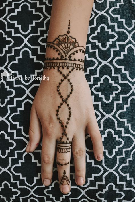 Simple Henna / Mehndi on hand . *Henna by Jorietha* Henna Design For Small Hands, Henna On Small Hands, Henna To Do On Yourself, Arm Henna Easy, Henna On Thigh Simple, Henna Begginers, Simple Henna Tattoo Hand, Tato Henna Simple, Henna Designs Easy Hand Palms