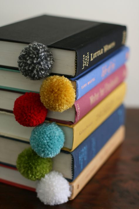 DIY pom pom bookmark Joululahjat Diy, Penanda Buku, Hantverk Diy, Presente Diy, Diy Jul, Diy Pom Pom, Pom Pom Crafts, Crafts To Make And Sell, Yarn Diy