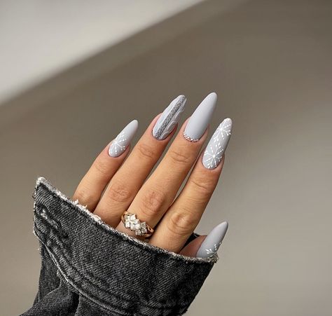 Gray Christmas Nails, Wintry Nails, Christmas Nails Snow, Grey Christmas Nails, Wholesome Stuff, Snow Nails, Black Nails With Glitter, Glitter Gradient, New Nail Art Design