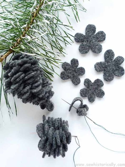 How To Make Wool Pinecones, Felt Pine Tree Pattern, Felt Pinecones Diy, Diy Felt Turkey, Felt Pinecone Template, Felt Mistletoe Diy, Wool Projects Diy, Natural Christmas Ornaments Diy, Felt Pinecone