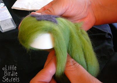 Felted soap Felted Soap Tutorial, Felted Bowls, Felted Soap, Soap Tutorial, Waldorf Crafts, Wet Felting Projects, Felted Wool Crafts, Felt Pictures, Bar Of Soap