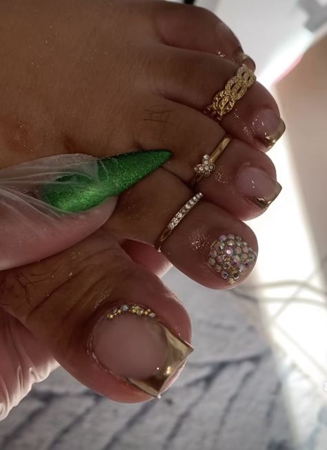 Baddie Pedicure Ideas, Gold Acrylic Toes, Nail Art Gold, Easy Toe Nail Designs, Nails Feet, Gel Toe Nails, Acrylic Toe Nails, Pretty Toe Nails, Cute Toe Nails