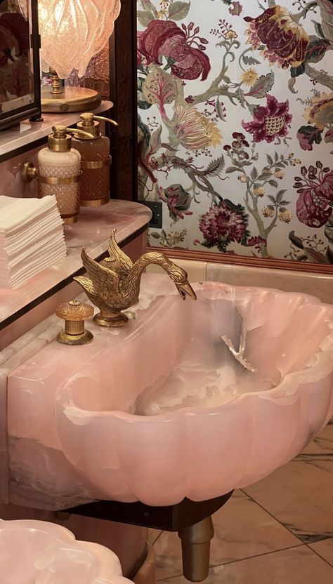 Fancy Bathroom Aesthetic, Seashell Bathtub, Colorful Airbnb, Vintage Bathroom Aesthetic, Cottagecore Bathroom, Bathroom Pink, Ocean Room, Themed Bathroom, Pretty Bathrooms