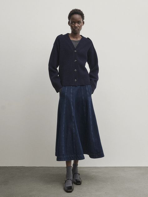 Shirt Outfit With Skirt, Dark Blue Shirt Outfit, Blue Shirt Outfit, Midi Denim Skirt, Dark Blue Shirt, Midi Denim, Mid Length Skirts, Denim Midi Skirt, Massimo Dutti