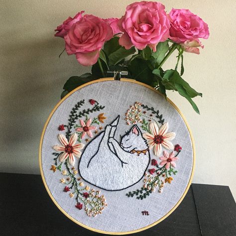 White Cat Embroidery, Cat Embroidery Simple, Kitty Embroidery, Slime Rancher, Surrounded By Flowers, Farm Crafts, Diy Things, Animal Embroidery, Simple Embroidery