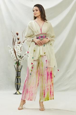 Shop for Capisvirleo White Habutai Silk Ameen Asymmetric Tunic And Palazzo Set for Women Online at Aza Fashions Tie Dye Outfits Indian, Tie Dye Dress Outfit, Peach Kurti, Indian Western Dress, Suits For Women Indian, Asymmetric Tunic, Trendy Outfits Indian, Coat Set, Kaftan Designs