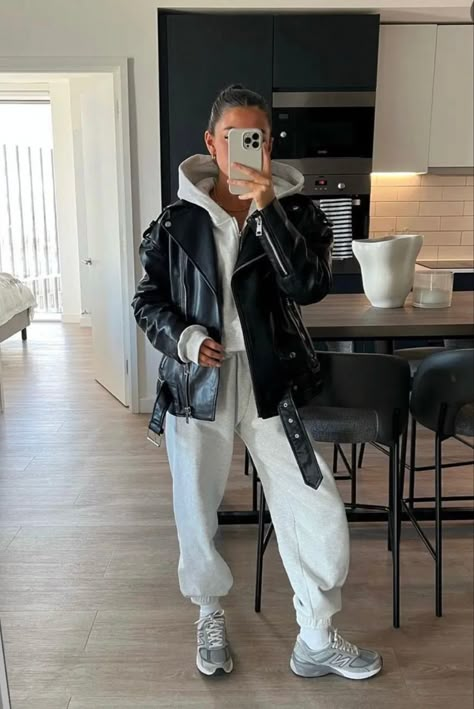 Athleisure Inspo, Biker Jacket Outfit, Effortless Chic Outfits, Sporty Chic Outfits, Comfy Outfits Winter, Joggers Outfit, Cold Outfits, City Outfits, Leather Jacket Outfits