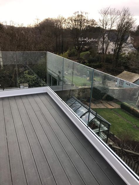 Balustrade Ideas, Balcony Photos, Glass Balcony Railing, Glass Railing Deck, Balcony Glass Design, Balustrade Design, Frameless Glass Balustrade, Patio Railing, Glass Railings