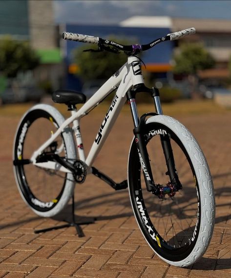 Bmx Bikes Custom, Custom Bmx Paint Job, Bmx Bike Colour Ideas, Custom Dirt Bike, Mc Kevin, Dirt Jumper, Gt Bmx Old School, Modified Bmx Bicycle, Stunt Bike