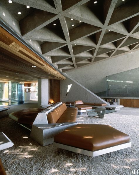 The John Lautner-designed Sheats-Goldstein hosue in L.A. Photo: Alan Weintraub. John Lautner, Beton Design, Modern Architecture Building, Interior Minimalista, Brutalist Architecture, Modern Architecture House, Interior Modern, Decoration Inspiration, Mid Century Modern House