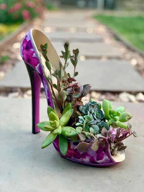 High heel succulent planter Shoe Planter Ideas, Upcycled Succulent Planters, Chair With Succulents, Succulents In Wine Glasses, Coffee Mug Succulent Planters, Hypertufa Succulent Planter, Mini Cactus Garden, Lace Centerpieces, Fun Planters