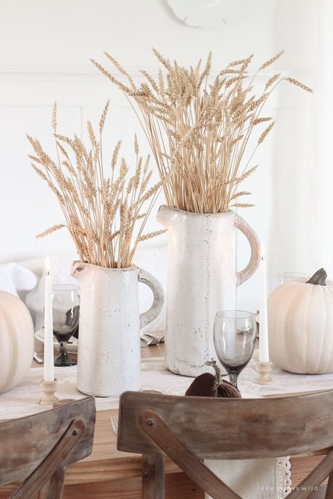 Learn simple fall decorating tips from this beautiful country harvest themed fall tablescape White Fall Decor Ideas, Harvest Tablescape, Wheat Decorations, Farmhouse Cozy, Harvest Theme, Outside Fall Decor, Harvest Decor, Fall Decor Inspiration, Autumn Decoration