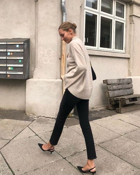 Amalie Moosgaard, Black Slingback Heels, Quoi Porter, Stylish Fall Outfits, Classic Sweater, Instagram Look, Fashion Weeks, Mode Inspo, 가을 패션