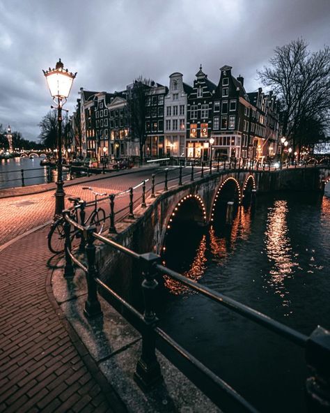 Locations 🗺 on Twitter: "Amsterdam, Netherlands 🇳🇱 via: gabriel.guita… " Amsterdam Bridge, Amsterdam Tourist Attractions, Amsterdam Attractions, Berlin Palace, Going Abroad, Famous Bridges, Abroad Travel, Traveling Abroad, I Amsterdam