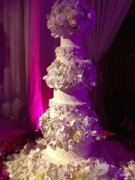 The wedding cake For Sofia Vergara and Joe Manganiello Sofia Vergara Wedding, Lili Estefan, Jeff Leatham, Floral Wedding Cake, Wedding Expenses, Celebrity Wedding, Joe Manganiello, Dream Cake, Gorgeous Couple