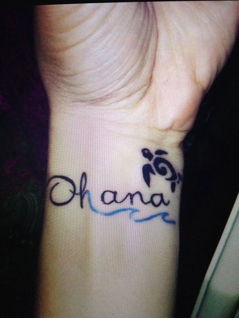 The absolute perfect Ohana tattoo Hawaii Family Tattoos, Guys With Waves, Ohana Tattoos, Matching Tattoo Ideas, Ohana Tattoo, Hawaii Tattoos, Tattoo Symbols, Sibling Tattoos, Hawaiian Tattoo