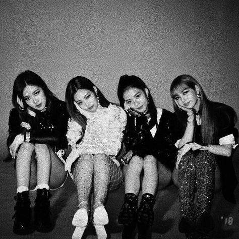 Black pink 💜 Black Pink Photoshoot, Blackpink Black Aesthetic, Black Pink Black And White, Blackpink Dark Icons, Blackpink Black And White, Pink Movies, Ootd Poses, Short Hair Tomboy, Bff Photoshoot Poses