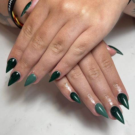 Just because you don't want long nails doesn't mean you have to compromise on style. Get to the point with these 16 short stiletto nails ideas! Click the article link for more photos and inspiration like this // #classyshortstilettonails #coffinnailswithstilettopinky #cutestilettonailsshort #sharpshortstilettonails #shortblackstilettonails #shortstilettonaildesigns #shortstilettonails #smallstilettonails Sharp Pointed Nails, Short Pointy Nails Designs, Short Sassy Nails, Pointy Short Nails, Nail Ideas Stiletto Short, Short Stelltos Nails, Short Pointy Nails Stilettos, Short Black Stiletto Nails, Short Pointy Nails Almond