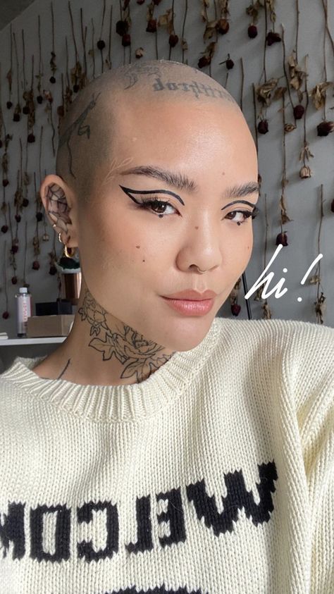 Makeup For Bald Women, Non Binary Buzzcut, Buzzcut Makeup Looks, Female Buzzcut Aesthetic, Bald Head Women Aesthetic, Buzz Cut Women Hair Accessories, Tomboy Streetwear, Shaved Head Model Woman, Bald Look