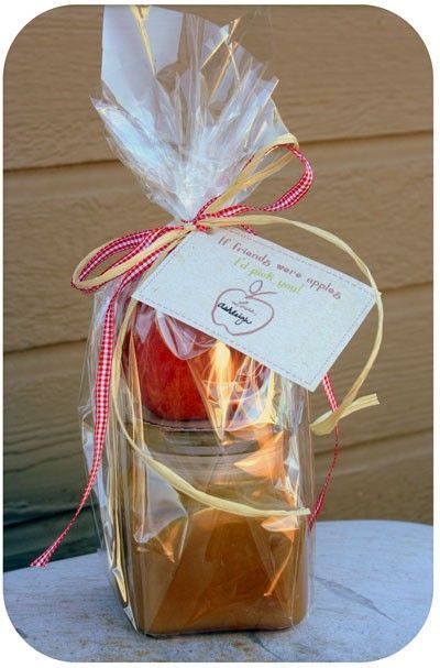 I love this fall gift idea. A jar of homemade caramel sauce, add an apple and the adorable FREE printable tags.(If Friends were apples, I'd pick you!) Love this!! Caramel Apple Gifts, Happy Money Saver, Caramel Apples Homemade, Happy Money, Hot Chocolate Gifts, Diy Food Gifts, Diy Cleaning Products Recipes, Apple Gifts, Homemade Caramel Sauce