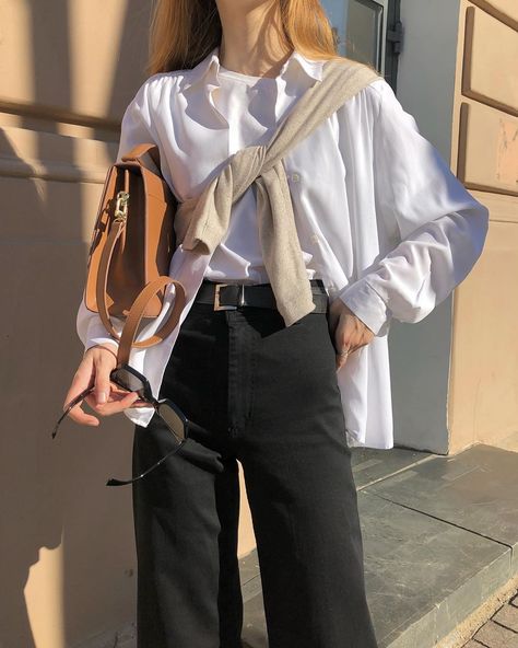 Jacket Tied Around Shoulders, Layered Knitwear, Minimalist Street Style, Layering Outfits, Outfit Inspiration Fall, Instagrammer, White Shirt, Fashion Inspo Outfits, Winter Fashion