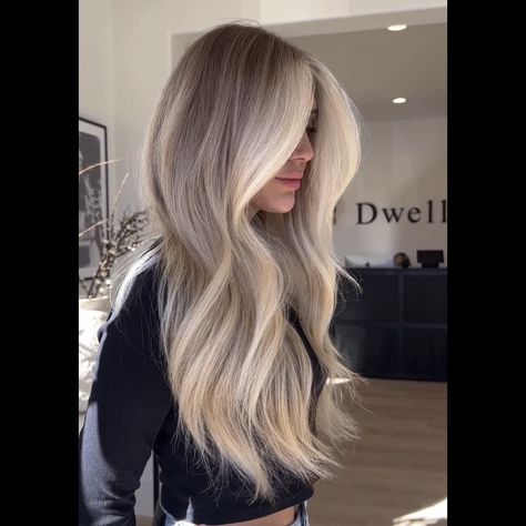 Lowlights For Blondes Straight Hair, Level 8 Blonde With Highlights, Blonde Hair To Brown, Blond With Root Smudge, Iced Latte Hair Color, Baby Lights With Money Piece, Bright Blonde Dark Roots, Root Smudge Blonde Money Piece, Ashy Bronde Balayage With Money Piece